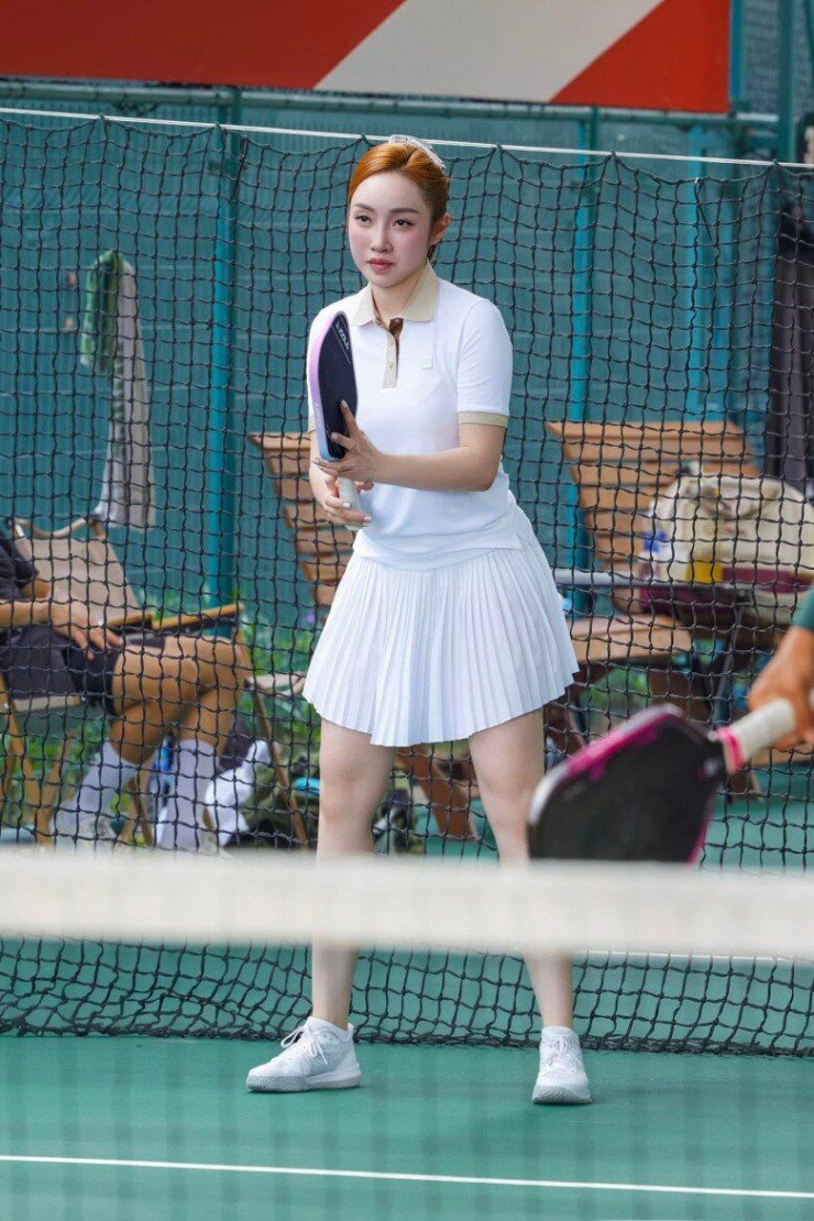 Cô diện váy ngắn khoe chân thon trắng nuột nà như gái đôi mươi.