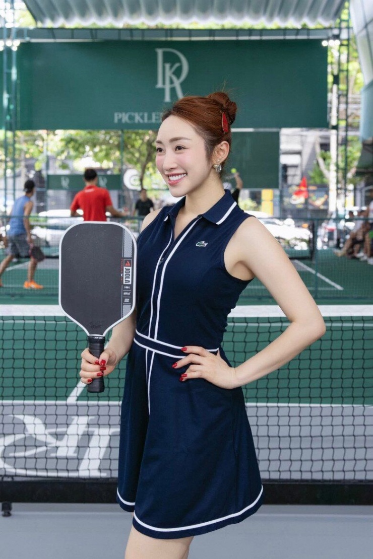 Bà mẹ hai con khoe khéo vòng eo nhỏ nhắn và xinh xắn trên sân tập.