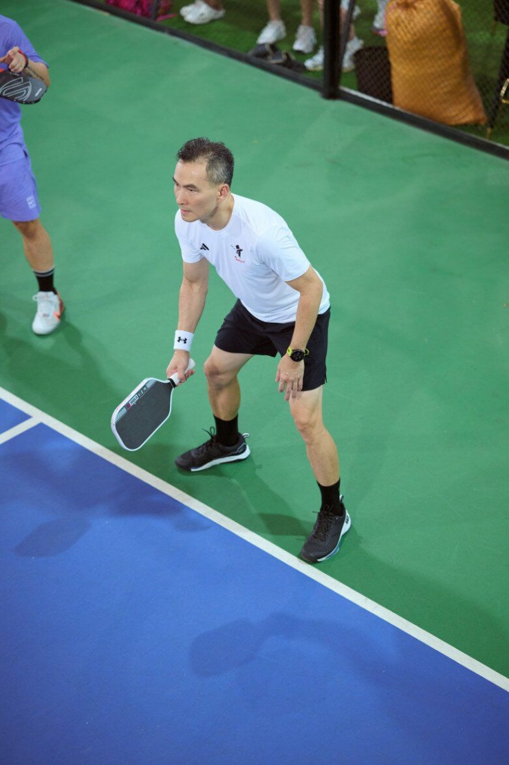 Không những bà xã đâu mà Chi Bảo cũng được khen lấy lại vóc dáng thời thanh xuân nhanh chóng.