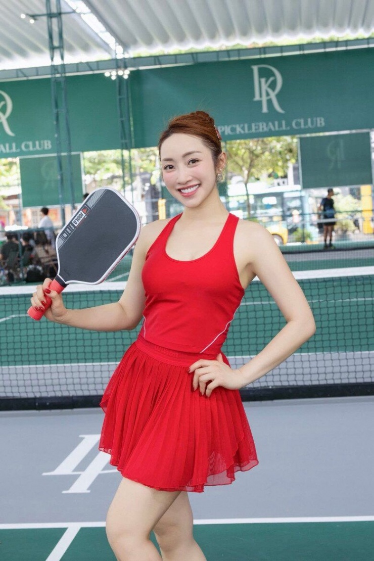 Bà mẹ hai con được khen ngày càng trẻ đẹp tươi mới.