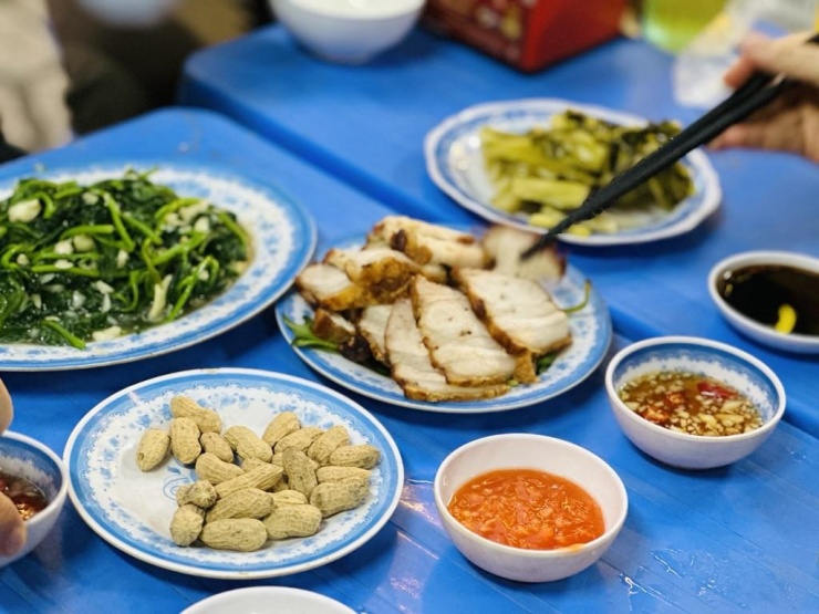 Bạn không nên ăn tối quá muộn, quá no. Ảnh minh họa: Ban Mai