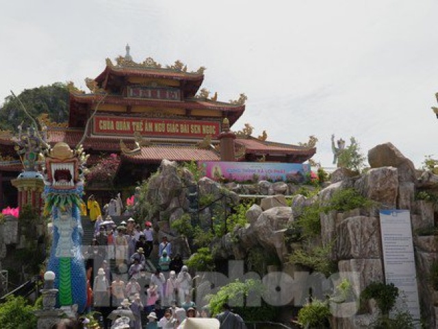 Hàng vạn người đổ về chùa Quán Thế Âm chiêm bái xá lợi Phật