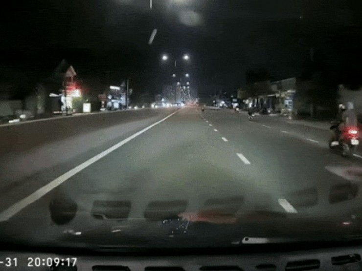 [CLIP] Thanh niên phóng xe máy bạt mạng vào làn ô tô, gây tai nạn chết người