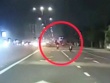 [CLIP] Thanh niên phóng xe máy bạt mạng vào làn ô tô, gây tai nạn chết người