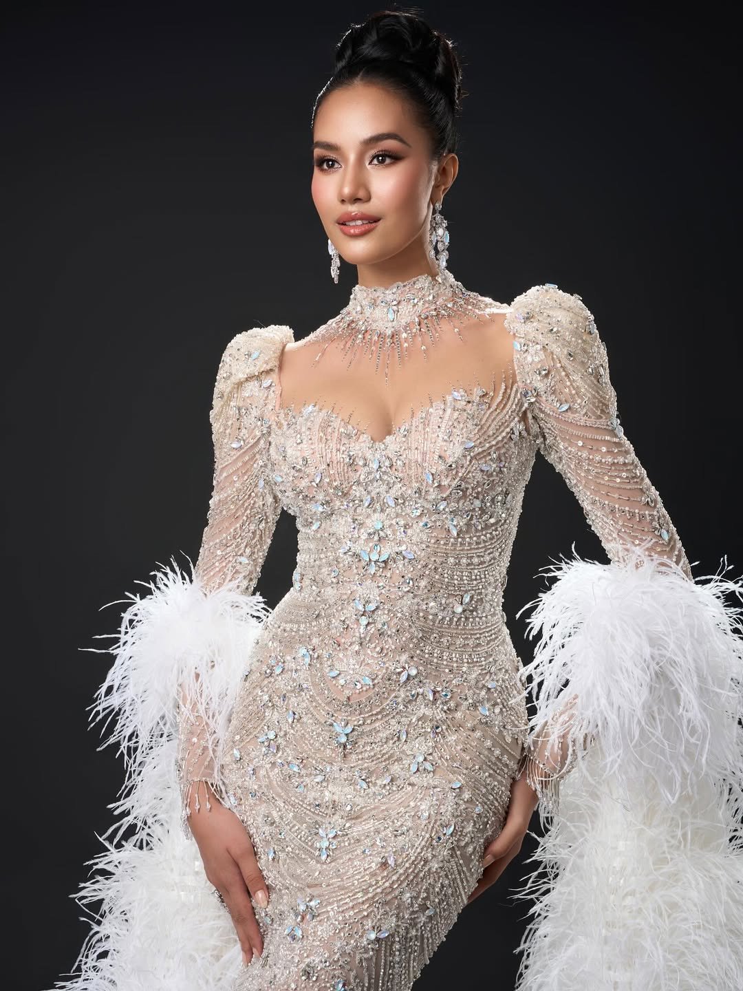 Người đẹp Thái Lan vừa đăng quang Miss World giỏi 4 thứ tiếng - 2