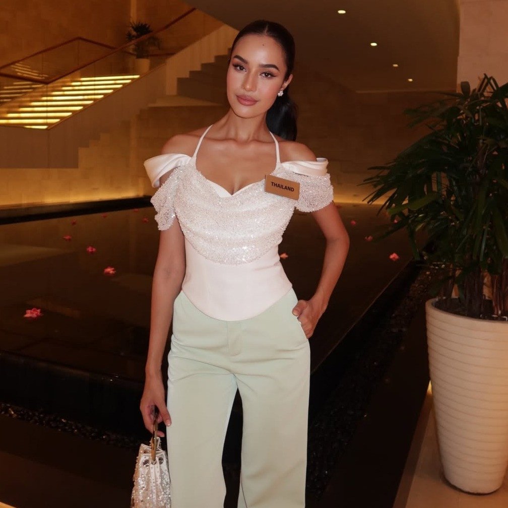 Miss World 2025 có phong thời trang thời thượng, sang trọng nhưng không nhàm chán. Xuyên suốt quá trình tham gia cuộc thi, Suchata biến hóa đa dạng từ cá tính, thanh lịch đến quyến rũ.