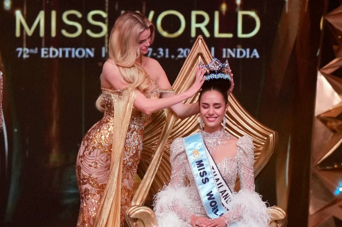 Người đẹp Thái Lan được Miss World 2024 trao lại vương miện.