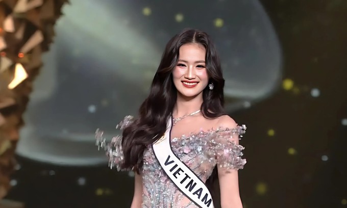 Ý Nhi trên sân khấu chung kết Miss World 2025 tại Ấn Độ tối 31/5.