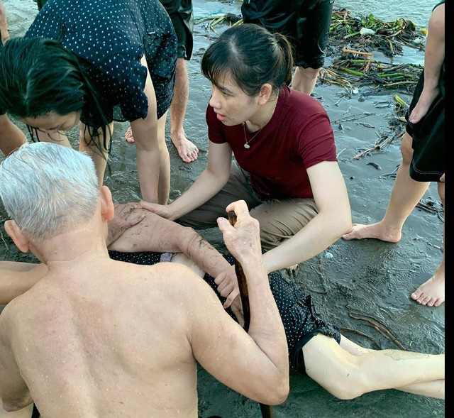 Nữ điều dưỡng là chị Lê Thị Mai ép tim cứu sống cụ bà tại bãi biển Diễn Thành. ẢNH: CTV