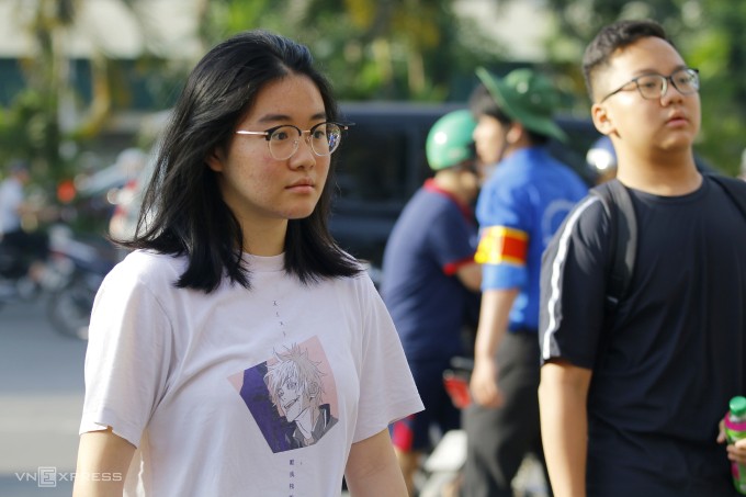 Học sinh dự thi vào lớp 10 chuyên Khoa học Tự nhiên, sáng 1/6. Ảnh: Thanh Hằng