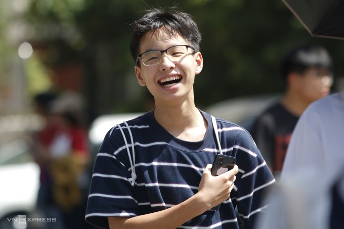 Thí sinh vui vẻ sau khi hoàn thành bài thi môn Văn vào lớp 10 trường chuyên Khoa học Tự nhiên, trưa 1/6. Ảnh: Thanh Hằng