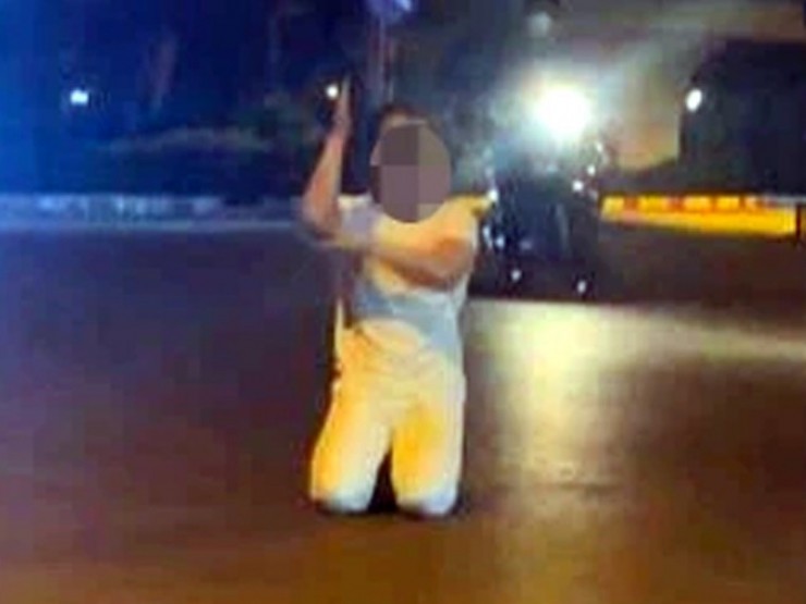 Thanh niên quỳ lạy đến chảy máu đầu trước miếu thờ giữa đường ở Hà Nội