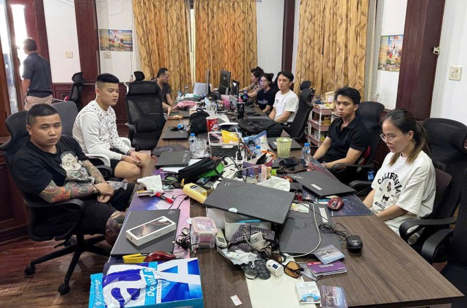 Cảnh sát khám xét đường dây đánh bạc ở Lào. Ảnh: Công an cung cấp