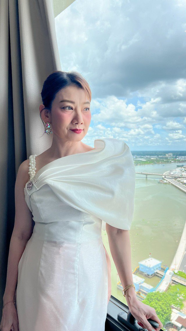 Mẹ chồng Hồng Diễm trên phim có đời thực trẻ đẹp ở tuổi 50 nhờ một thói quen buổi sáng - 2