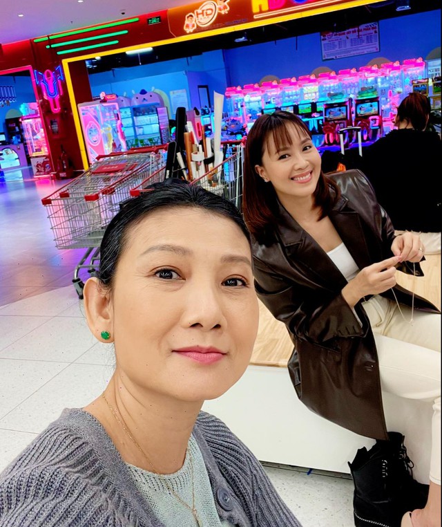 Mẹ chồng Hồng Diễm trên phim có đời thực trẻ đẹp ở tuổi 50 nhờ một thói quen buổi sáng - 1