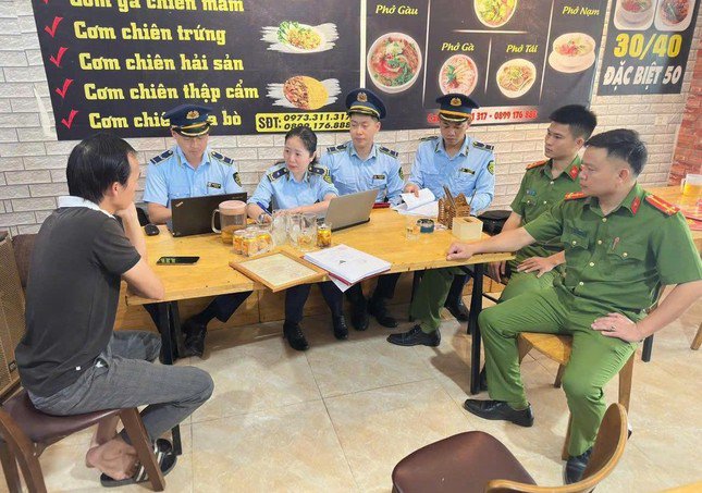 Lực lượng chức năng làm việc với chủ cơ sở kinh doanh hơn 150kg chân gà không rõ nguồn gốc xuất xứ.
