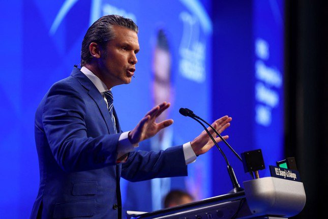 Bộ trưởng Quốc phòng Mỹ Pete Hegseth phát biểu tại Đối thoại Shangri-La. (Ảnh: Reuters)
