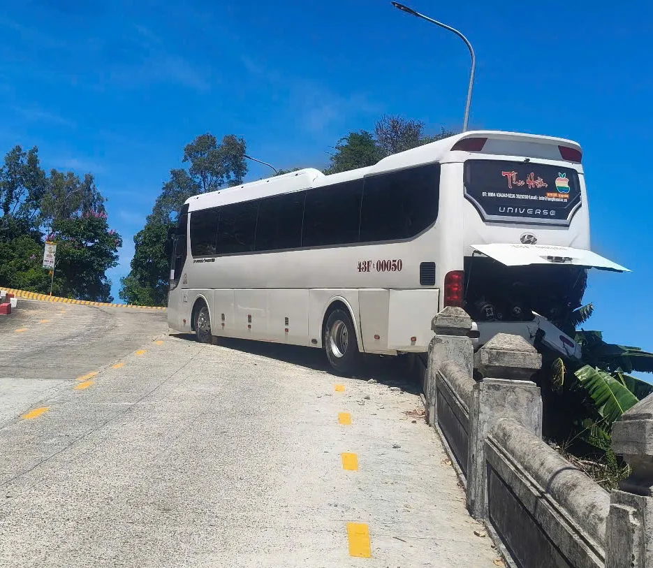 Xe khách tụt dốc khi đang di chuyển lên chùa. Ảnh: MT.