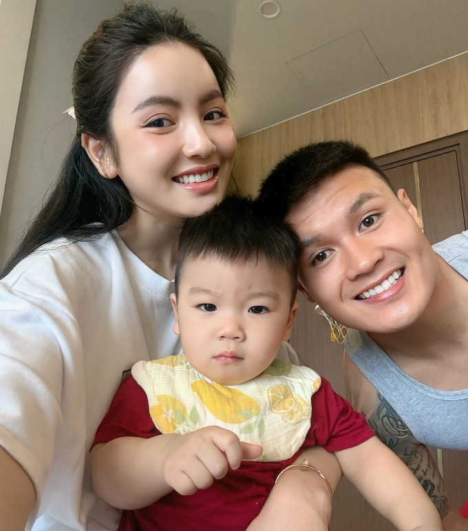 Quang Hải tranh thủ về nhà thăm vợ con trước khi đi tập trung tuyển Việt Nam. Ảnh: Facebook Chu Thanh Huyền