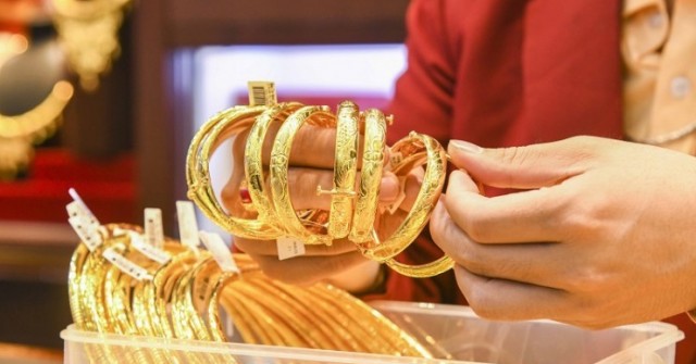 Giá vàng tăng không tưởng, nhiều người lo lắng,...
