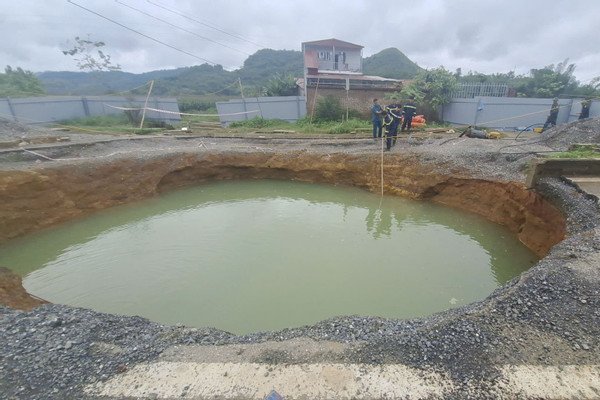 Vẫn chưa thể tìm thấy người mất tích sau khi rơi xuống hố tử thần ở Bắc Kạn.