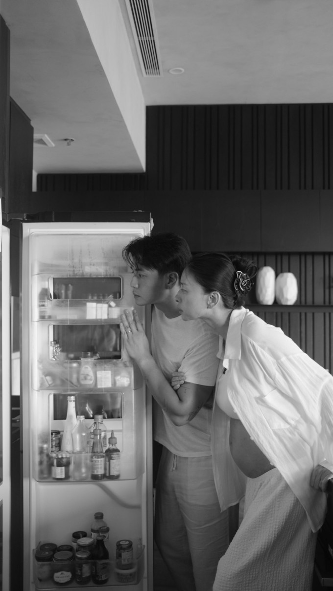 &#39;Bà bầu&#39; Ngô Thanh Vân được chồng khen đẹp dù rạn da, rụng tóc - 8