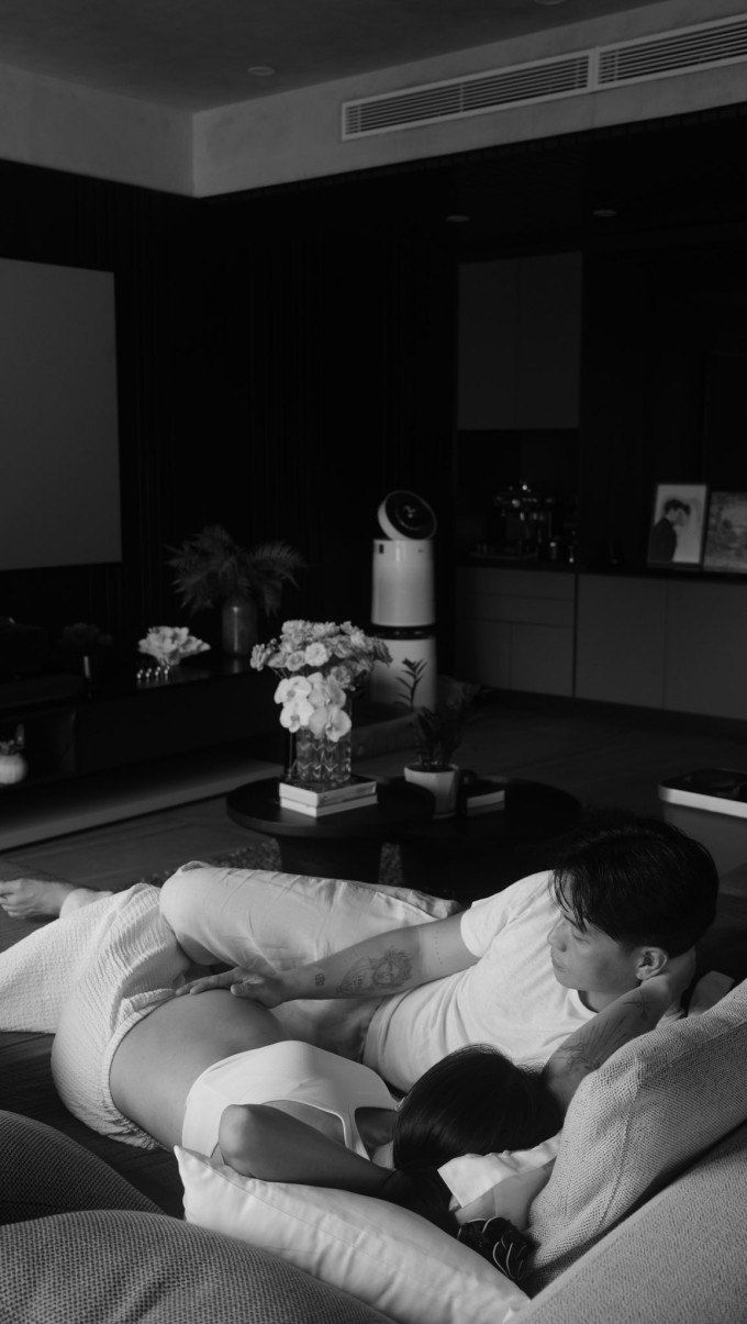 &#39;Bà bầu&#39; Ngô Thanh Vân được chồng khen đẹp dù rạn da, rụng tóc - 4