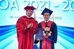 Trường ĐH Hùng Vương TP HCM trao bằng cho các tân thạc sĩ, cử nhân