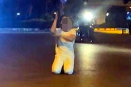 Thanh niên quỳ lạy đến chảy máu đầu trước miếu thờ giữa đường ở Hà Nội