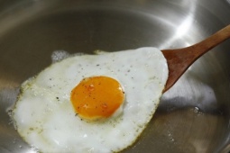 Mẹo chiên rán không bị sát chảo