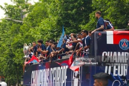 Trực tiếp PSG ăn mừng Cúp C1: Dàn sao PSG phấn khích, chung vui với  " biển người "  ở đại lộ Champs-Élysées