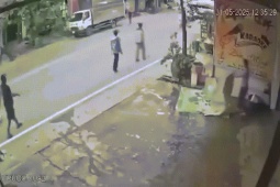VIDEO: Xe máy tông 3 người đi bộ dưới lòng đường
