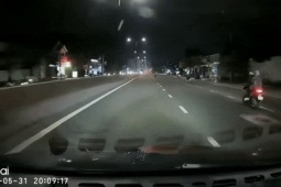 [CLIP] Thanh niên phóng xe máy bạt mạng vào làn ô tô, gây tai nạn chết người