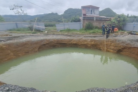 ‘Hố tử thần’ nuốt người đi xe máy có thể thuộc hệ thống ngầm phức tạp