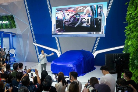 VinFast trưng bày xe VF6 tay lái nghịch tại Indonesia