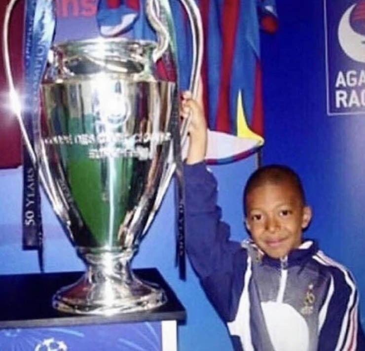 Lần duy nhất Mbappe được chạm vào chiếc cúp bạc Champions League là khi còn nhỏ
