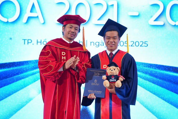 TS Trần Việt Anh, Phó Hiệu trưởng phụ trách Trường ĐH Hùng Vương TP HCM, trao băng tốt nghiệp cho sinh viên