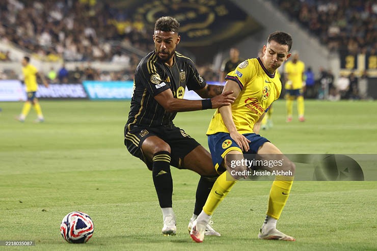Trận đấu giữa Los Angeles (áo đen) và&nbsp;Club America diễn ra căng thẳng