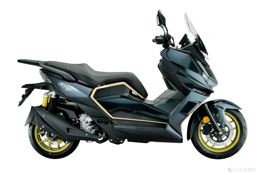 Ron 250 2025 có thể di chuyển lên tới 400 km khi đổ đầy bình xăng.