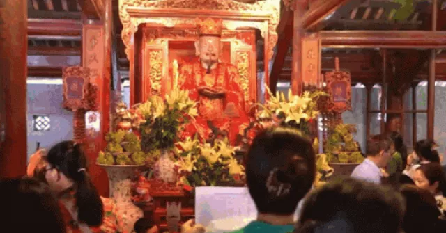 Sĩ tử đổ về Văn Miếu cầu may trước kỳ thi tuyển sinh lớp 10