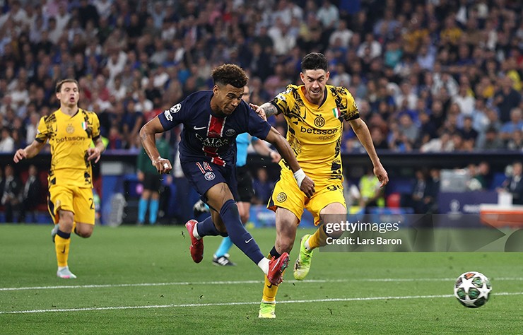 Desire Doue ghi bàn vào lưới Inter Milan