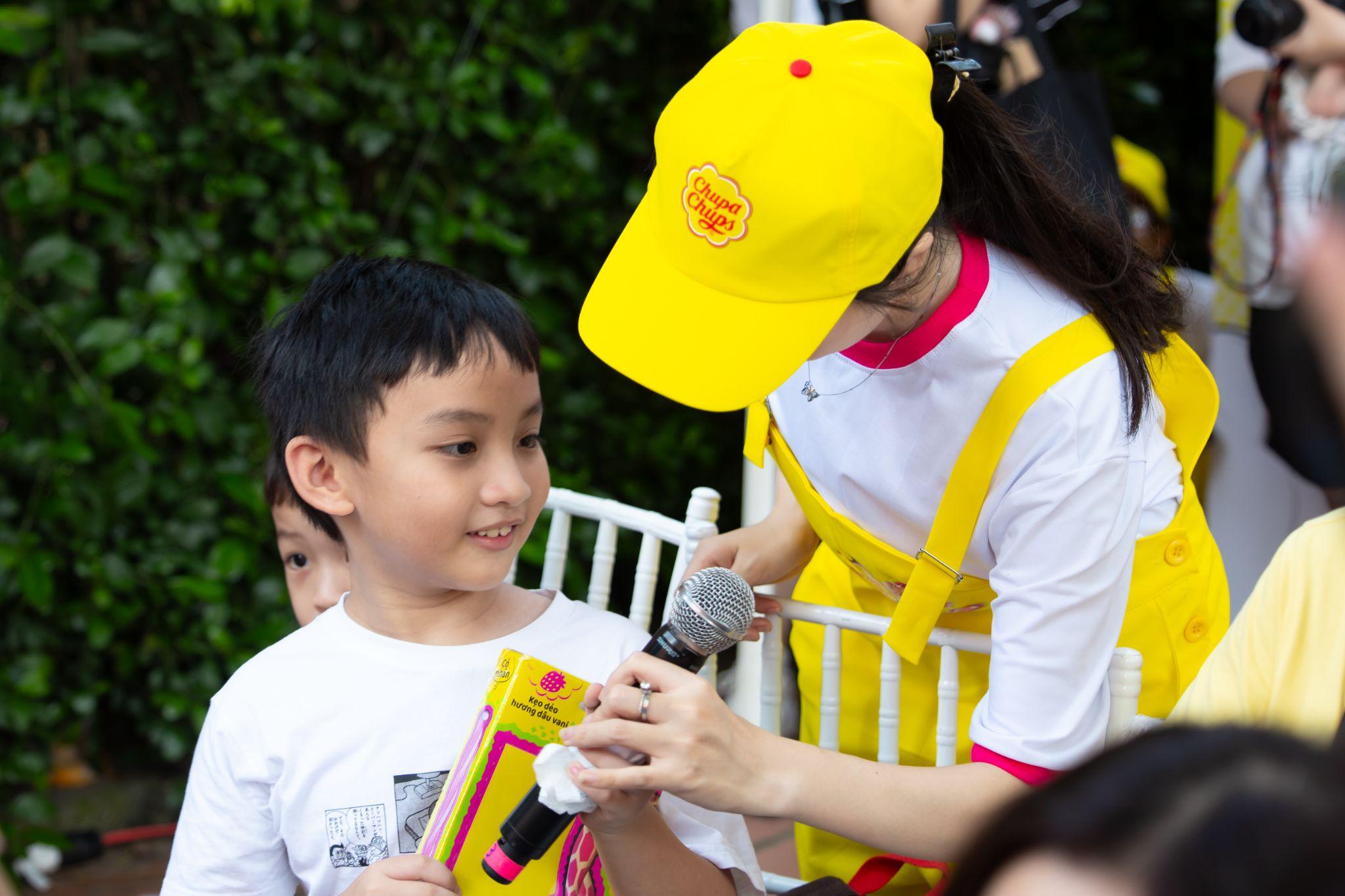 Sự kiện không chỉ thu hút các em nhỏ, mà còn lan tỏa sự vui vẻ, thích thú cho các bạn trẻ và cả người lớn