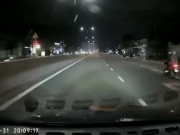 Tin tức trong ngày - [CLIP] Thanh niên phóng xe máy bạt mạng vào làn ô tô, gây tai nạn chết người