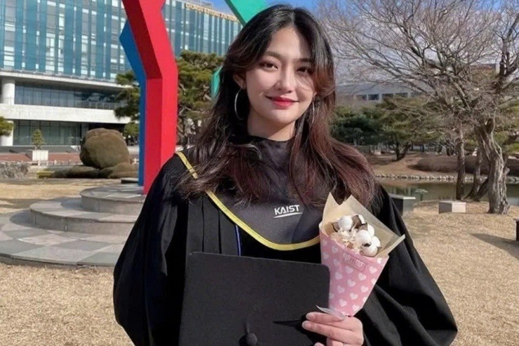 Park Yu Rim là cô giáo dạy Toán gây bão mạng bởi nhan sắc xinh đẹp miễn chê.