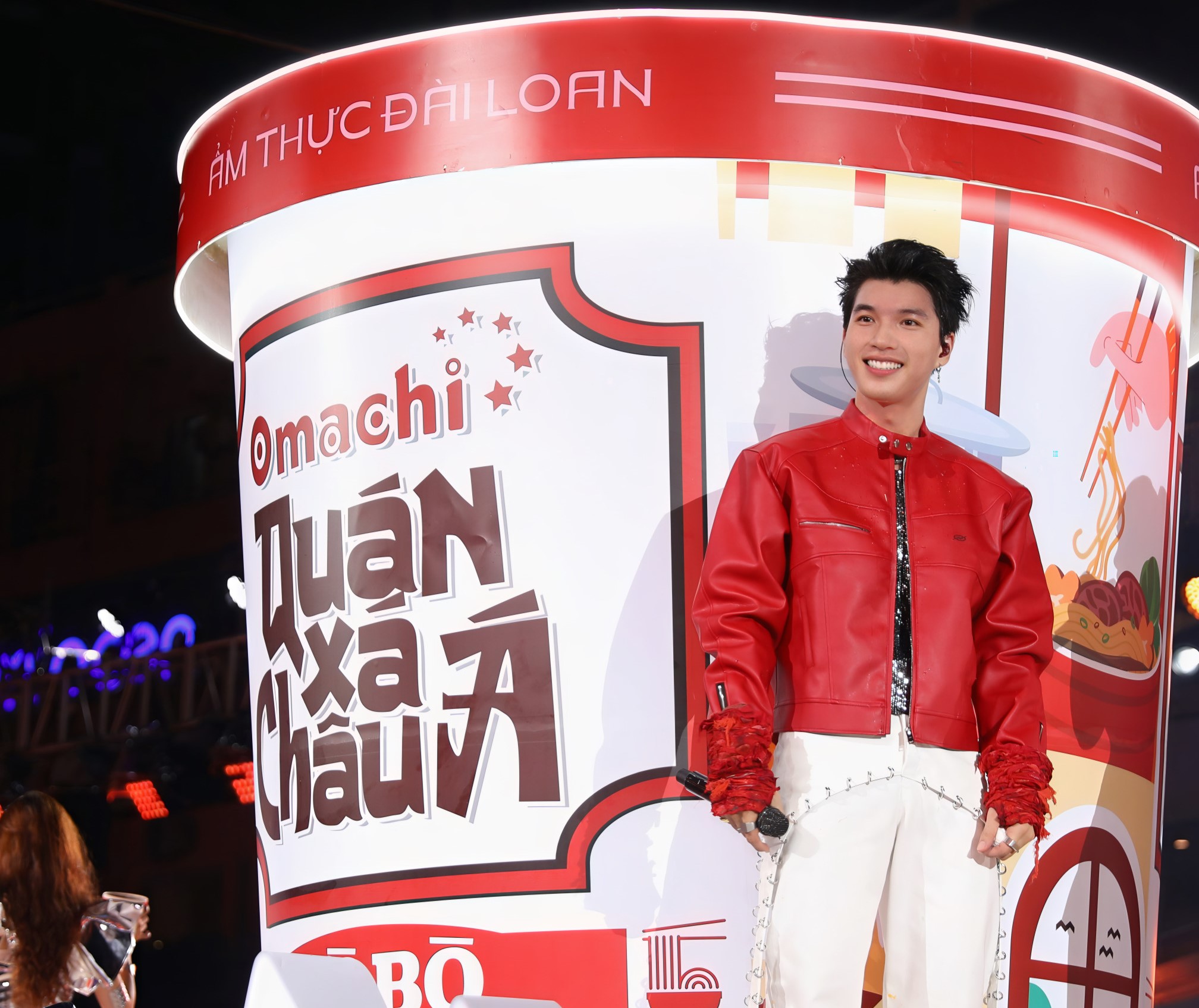 Đại sứ thương hiệu acủa Omachi - Hieuthuhai cùng Omachi khuẩy đảo đại lộ Lê Lợi đêm 31/5 trong sự kiện ra mắt sản phẩm mới