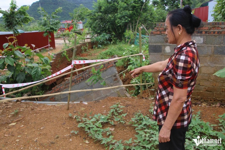 Một hố sụt bất ngờ xuất hiện ngay trước cổng nhà bà Lộc Thị Mai