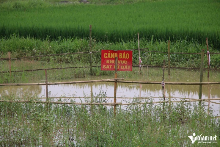 Có hố sụt lún xuất hiện tại ruộng lúa của người dân.