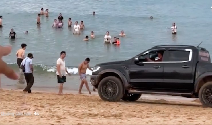 Xe bán tải chạy ngông nghênh trên bãi biển Tuy Hòa và Quy Nhơn - 1