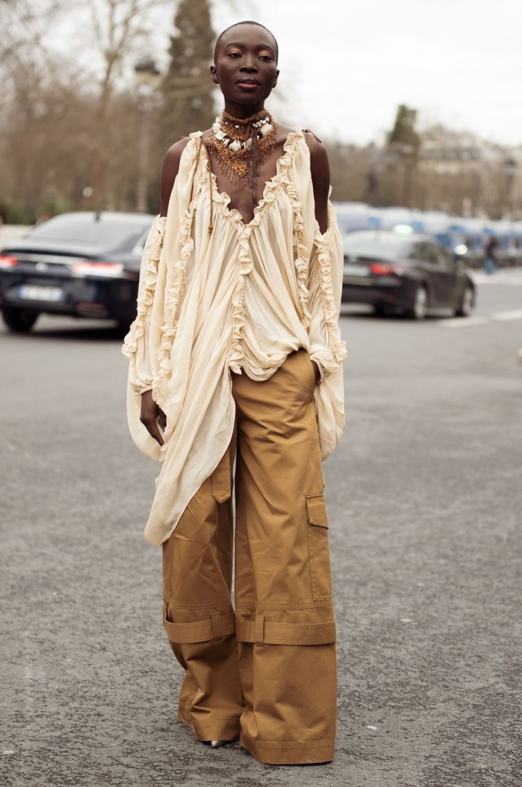 Cách phối hiện được nhiều fashionista lựa chọn là kết hợp quần ống rộng hoặc ống đứng, quần cargo, quần capri, tạo ra vẻ ngoài thanh lịch lẫn phá cách. Ảnh: SDM