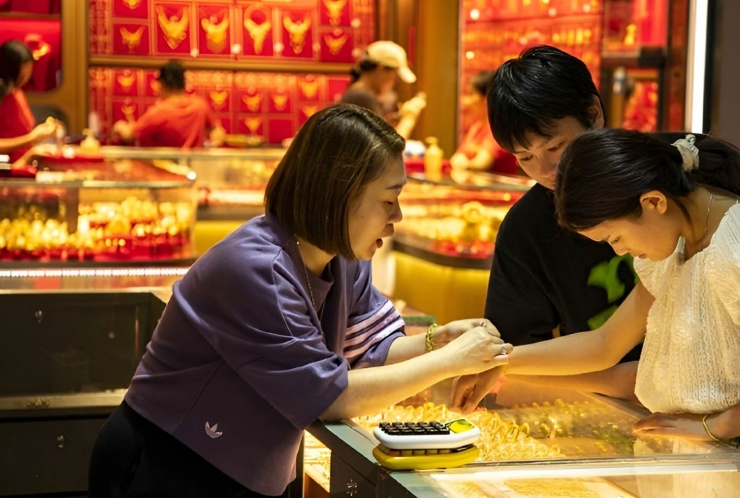 Ngày càng nhiều người trẻ Trung Quốc mua vàng. Ảnh: Baidu